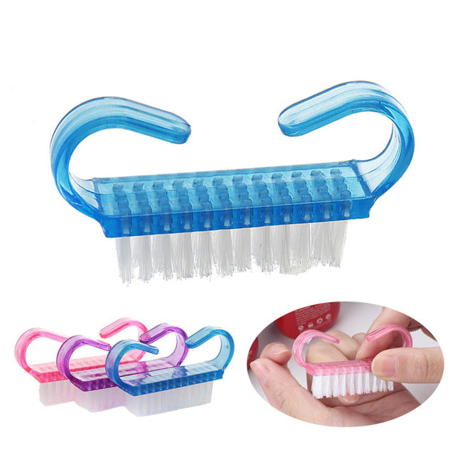 Manucure à la brosse à ongles